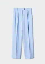 Pantalón recto de tejido fluido en color celeste con estampado de raya diplomática y bolsillos laterales.