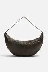 Bolso de hombro color marrón oscuro fabricado en piel con acabado craquelado. Tiene un compartimento principal con cierre de cremallera y un bolsillo interior con cremallera.