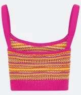 Blusa cropped de tirantes con escote corazón, confeccionada en tejido de punto con textura y diseño de rayas horizontales en colores.