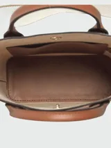 Bolso tote Longchamp modelo Épure XS, color marrón cuero, con correa larga de tela color crudo.