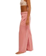 Pantalón de jogging color salmón, con cintura elástica, dos bolsillos y largo hasta los tobillos.