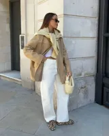 Blazer color beige de gamuza, con cuello de solapa y cierre con botones.