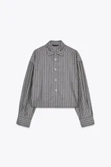 Camisa corta gris con rayas verticales blancas, cuello solapa y manga larga. Cierre frontal con botones.