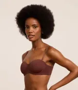 Sujetador strapless color marrón, confeccionado en microfibra, con copa hueca estructurada y tirantes finos extraíbles ajustables.