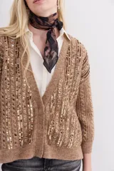 Cardigan celeste de tejido de punto con lentejuelas en el frente, calce relajado y mangas largas. Tejido con terminaciones en punto rib.