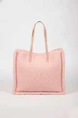 Cartera tipo tote bag color rosado, con textura de borrego y asas de cuero sintético en tono nude.