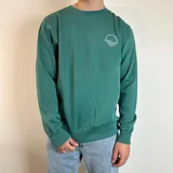 Buzo verde con estampa blanca en la espalda con la frase "Chase Waves" y un diseño abstracto.