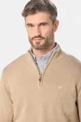 Sweater color beige de tejido de punto con cuello alto y cierre parcial con cremallera.