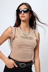 Remera negra con estampa frontal de la palabra 'Fearless' en color blanco. Corte ajustado y terminaciones con volados sutiles.