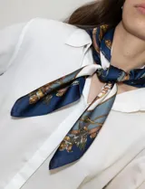Pañuelo cuadrado de satén con estampado de cadenas doradas y detalles en rosa y blanco.