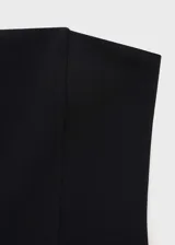 Vestido negro palabra de honor con diseño plisado y falda evasé.
