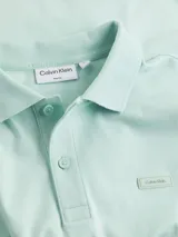 Chomba color verde agua de corte slim fit, con cuello clásico, tapeta de dos botones y logo bordado en el pecho.