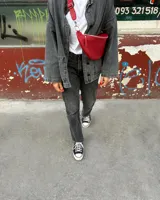 Riñonera de cuero color marrón claro, con correa regulable y cierre superior.