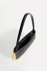 Bolso de hombro alargado color crema, con asa corta y detalle metálico dorado en un lateral. Tiene un bolsillo interior con cremallera y cierre principal con cremallera.
