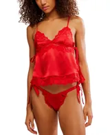 Conjunto de lencería rojo, compuesto por un top lencero con tirantes finos, escote en V con encaje y lazos laterales, y una tanga con detalles de encaje y lazos laterales.