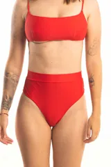 Bombacha de bikini roja de tiro alto con cintura ancha de lycra doble.