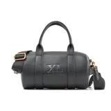 Bolso tipo baúl de cuero sintético graneado color negro, con doble asa de mano y correa bandolera ajustable y extraíble. Tiene cierre superior, herrajes dorados y logo XL Extra Large en relieve en el frente. El interior está forrado en tela de algodón y poliéster y cuenta con un bolsillo con cierre y dos bolsillos abiertos.