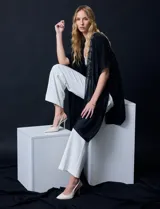Kimono negro de gasa con apliques de brillos, marca Jessica Mc Clintock.