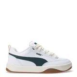 Championes Puma Park Lifestyle Street blancos con detalles en verde oscuro y suela color caramelo.
