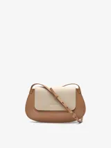 Mini bolso bandolera bicolor, con solapa y cierre magnético. Tiene un compartimento, tarjetero, asa larga regulable y logo grabado.