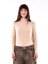Polera de cuello alto color coral, de mangas largas y corte ajustado.