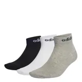 Pack de tres pares de medias Adidas Linear Ankle unisex, de corte bajo, color negro, blanco y gris. Confeccionadas en algodón, poliéster y elastano, con logo lineal de Adidas en el tobillo.