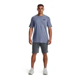 Remera celeste de Under Armour, corte clásico, mangas cortas y logo estampado en el pecho.