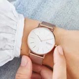 Reloj Skagen Signatur con caja de acero inoxidable color oro rosa de 38mm, esfera blanca con acabado sunray y malla de acero inoxidable tipo mesh color oro rosa. Resistencia al agua 3 ATM.