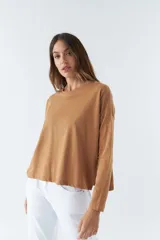Remera de manga larga color lila, con escote redondo y corte regular.