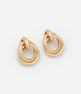 Par de aros dorados con forma de nudo doble.