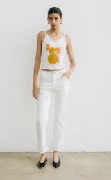 Pantalón de denim blanco con tachas plateadas.