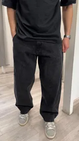 Pantalón de jean negro con corte super baggy.
