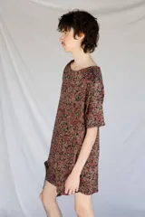 Top unisex estampado floral, de corte holgado y mangas cortas.