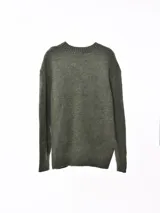 Sweater verde musgo de tejido de punto con cuello redondo y mangas largas.