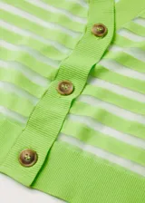 Cardigan corto color verde lima con rayas horizontales transparentes y botones marrones.