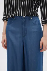 Pantalón de lyocell azul con bolsillos, corte holgado y de calce alto.
