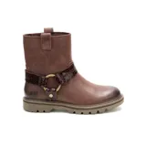 Bota corta de cuero color marrón con correa de cuero con estampado de piel de serpiente y hebilla metálica.
