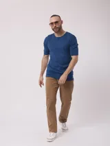 Remera de mangas cortas color beige, tejida en punto liso.