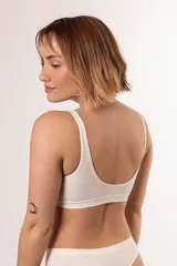 Soutien blanco de microfibra sin costuras, tipo top, sin aro ni copa, con breteles anchos.