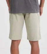 Bermuda masculina de sarga color rosado, con corte recto y bolsillos laterales.