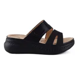 Sandalias negras de plataforma con dos tiras anchas sobre el empeine, una de ellas con ajuste de velcro.
