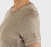 Remera deportiva negra de manga corta con efecto melange y logo Umbro en la manga.