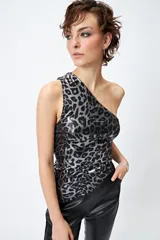 Top asimétrico de un hombro con estampado animal print en tonos grises y negros.