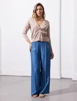 Pantalón largo azul de lyocell, corte ancho tipo wide leg, con pretina elastizada.