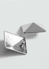 Par de aros plateados con forma cuadrada y diseño piramidal.