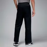Pantalón negro tejido woven Jordan Essentials, corte estándar con cierre de cremallera.