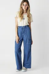 Pantalón de denim azul con corte palazzo, cintura alta con cordón ajustable y bolsillos cargo laterales.