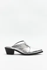 Zuecos negros de cuero sintético con punta fina, bordados en la capellada y taco cuadrado de 5cm de alto.