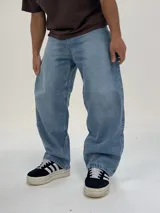 Pantalón de jean celeste, corte baggy.
