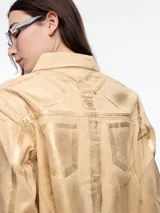 Campera corta de denim color rojo con textura metalizada, cuello camisero, cierre frontal con botones a presión, bolsillos de parche en el pecho y ruedo desflecado.